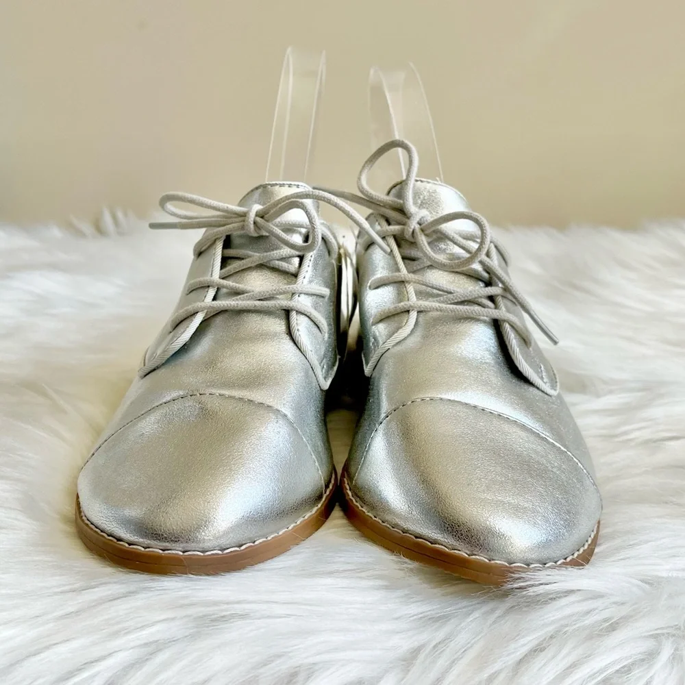 NWT Gap Silver Shoes - Picture 7 of 7